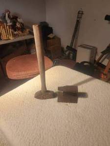 lot 15 image: Small anvil and baby sledge hammer