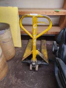 lot 21 image: Multiton pallet truck - jack needs work