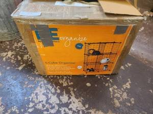 lot 27 image: 6-cube organizer