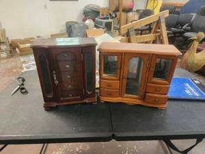 lot 40 image: Selection of 2 jewelry boxes