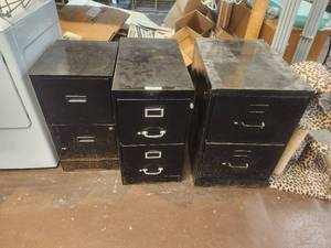 lot 47 image: Selection of 3 metal file cabinets
