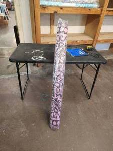 lot 91 image: Black & Pink indoor & outdoor plastic mats-rugs - 48 x 68 - bid x 10