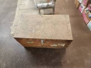 lot 118 image: Wood chest - 17 x 18 x 31