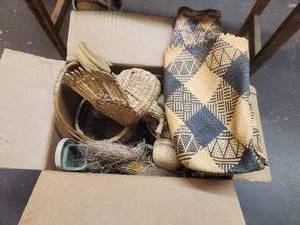 lot 399 image: Box of various baskets and more