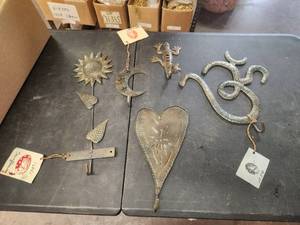 lot 209 image: Selection of indoor & outdoor iron pieces