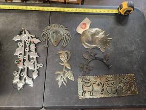 lot 217 image: Selection of indoor & outdoor iron pieces