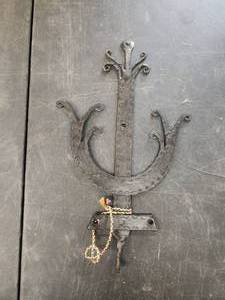 lot 220 image: Selection of indoor & outdoor iron pieces