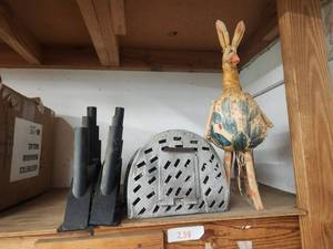 lot 238 image: Selection of home decor.