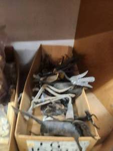 lot 290 image: Box of iron animal figures
