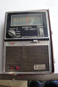 lot 21 image: Vintage AMFM Romar Instant Sound Battery-Electric Radio, Needs TLC and Light Repair