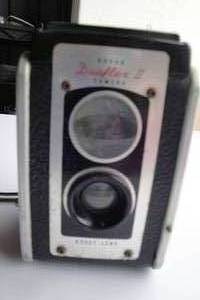 lot 11 image: Vintage Kodak Duaflex-2 Camera, Uses 620-Film And Empty Lense Case With Strap