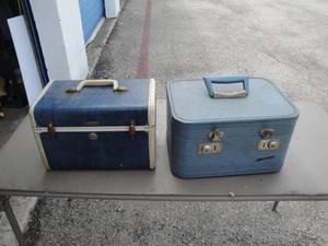 lot 109 image: Lot Of 2- Vintage Makeup Cases (Train Cases), 1-Monarch and 1-Samsonite With Plastic Try