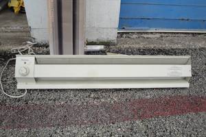 lot 117 image: Holmes 1350 Watt Baseboard Heater, 3-Ft. Long, Model #HBH 5015