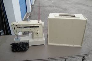 lot 122 image: Vintage Singer Sewing Machine With Clip On Case And Food Pedal And 2-Vintage How To Sewing Books.