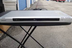 lot 185 image: Sony CD  DVD Player, Model DVP-NS55P, Dolby Digital, Untested