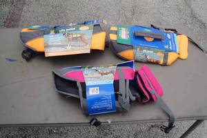 lot 194 image: Lot-New- Dog Life Vest, 1-Med- 20 to 50 Lbs And  2-Sm- 15 to 25 Lbs