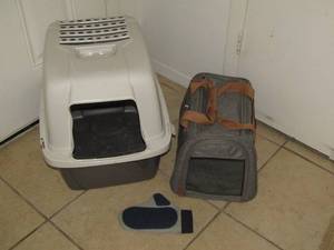 lot 270 image: Cat travel box, litter box and brush glove