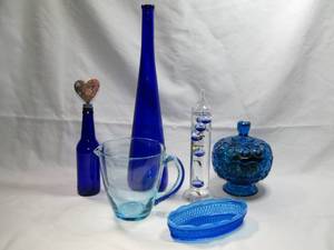 lot 261 image: Assorted cobalt blue glassware and Davinci thermometer