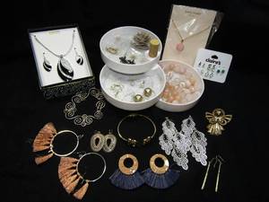 lot 262 image: Assorted fashion jewelry