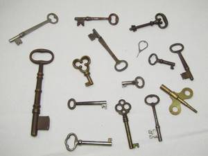 lot 278 image: Assorted antique keys