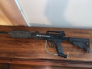 lot 2 image: BT4 Iron house paint ball gun