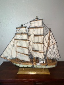 lot 5 image: Sailboat decor (NICE)