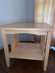 lot 10 image: side tableend stand