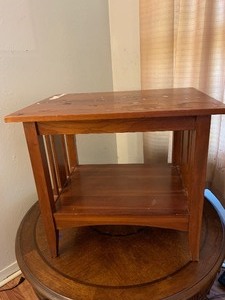 lot 11 image: Two end tables