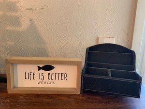 lot 14 image: Home decor