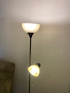 lot 19 image: Floor lamp