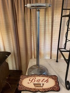 lot 28 image: Bathroom decorpaper holder