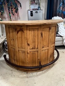 lot 101 image: Large rustic indooroutdoor bar   see pics