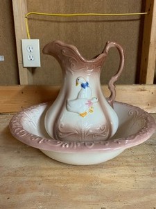 lot 86 image: Large water pitcher and vase - made in England - see pics