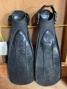 lot 92 image: Scuba diving fins    see pics
