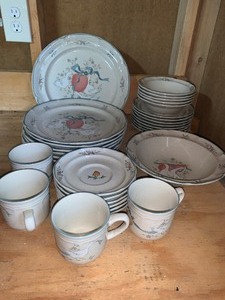 lot 93 image: International marmalade set of dishes   as shown