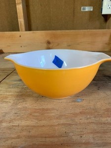 lot 95 image: Vintage Pyrex bowl as shown
