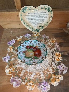 lot 111 image: vintage home decor    see pics