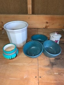 lot 112 image: pottery decor   see pics