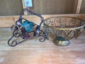 lot 119 image: wine bottle holder and metal basket   see pics