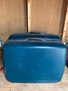 lot 127 image: 2 hard shell American Tourister suitcases see pics