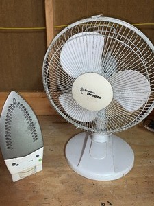 lot 140 image: Oscillating fan and iron    see pics
