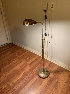 lot 173 image: Brass floor lamp