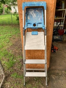 lot 174 image: 4 foot aluminum step ladder as shown