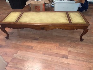lot 4 image: 1950s Weiman leather & mahogany coffee table
