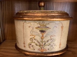 lot 14 image: Vintage FRENCH THEMED wooden box with lid