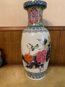 lot 9 image: Vintage Satsuma Famille rose umbrellafloor vase