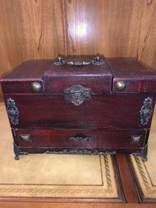 lot 11 image: Vintage wooden jewelry box