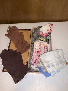lot 29 image: Vintage handkerchiefs and gloves in nice storage box with lid