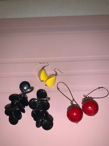 lot 49 image: 3 pairs eaarings