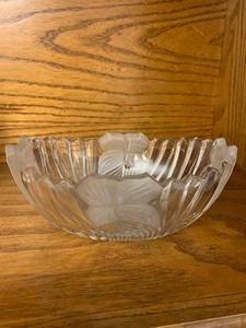 lot 60 image: Vintage mikasa ribbed glass clear with frosted flowers candynut bowl